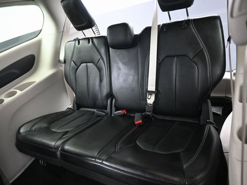 Used 2024 Chrysler Pacifica Touring-L image 30