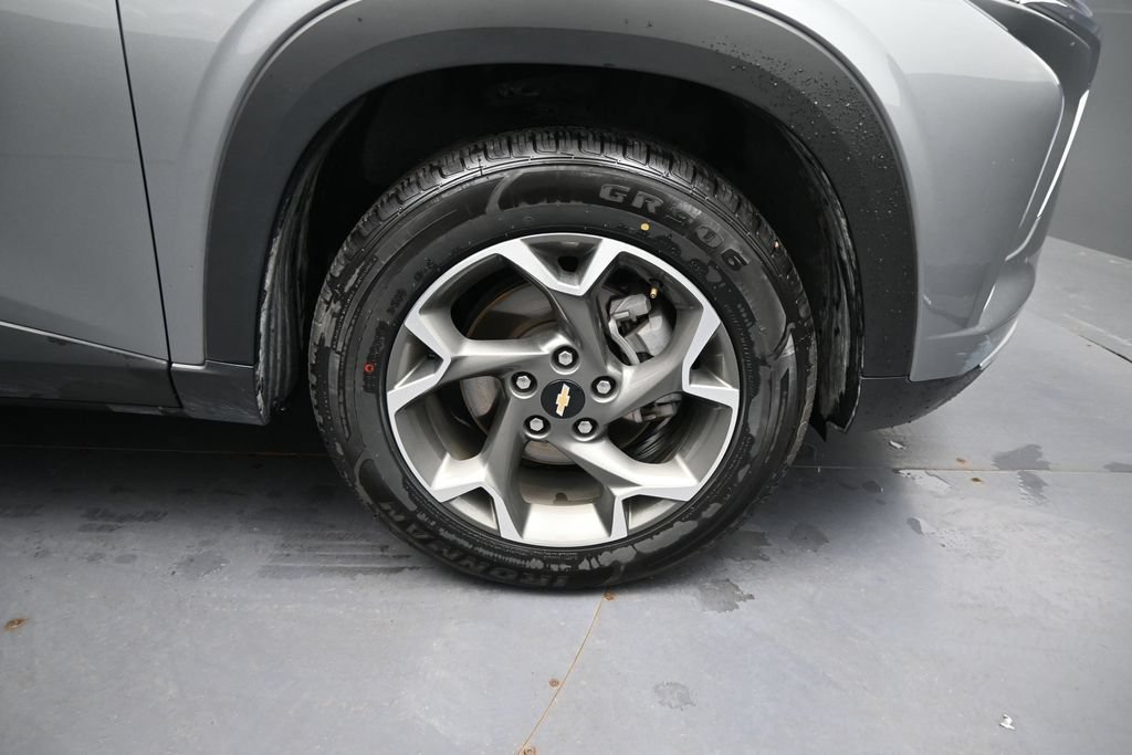 Used 2025 Chevrolet Trax LT FWD image 17