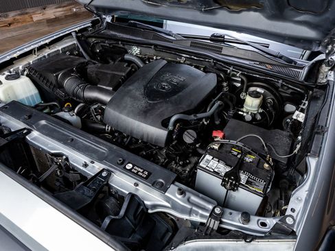 Used 2016 Toyota Tacoma TRD Sport image 39