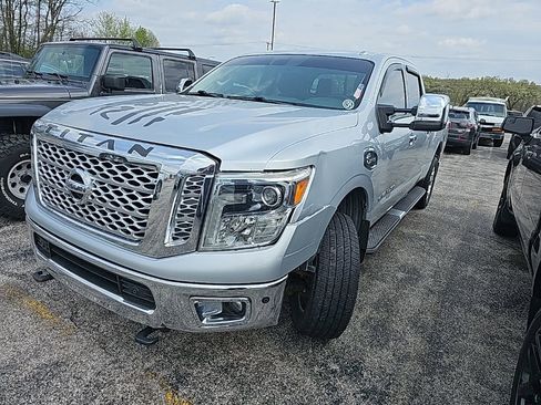 Used 2016 Nissan Titan SL image 3