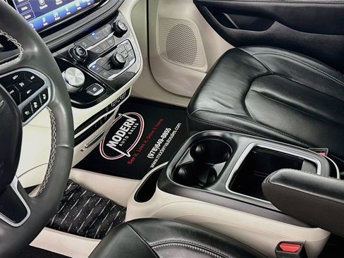 Used 2022 Chrysler Pacifica Touring-L FWD image 27