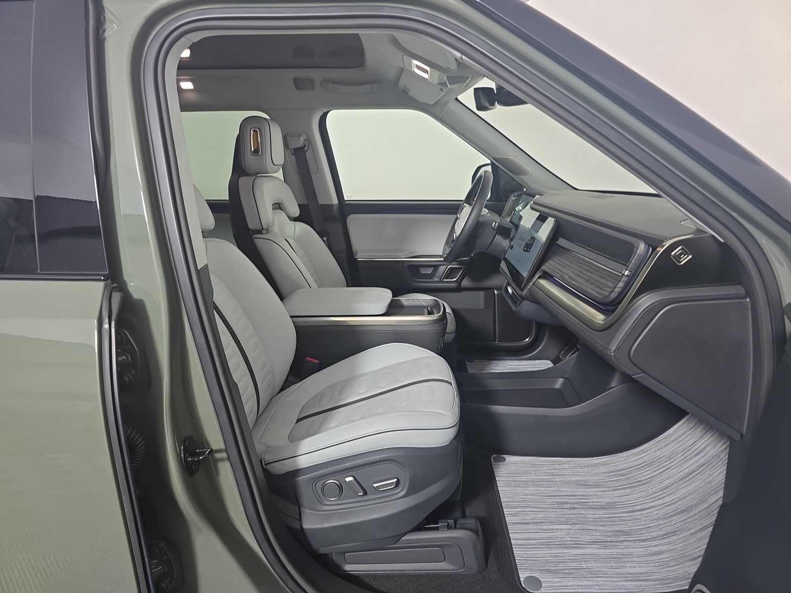 Used 2023 Rivian R1S Launch Edition Quad AWD/4WD image 24