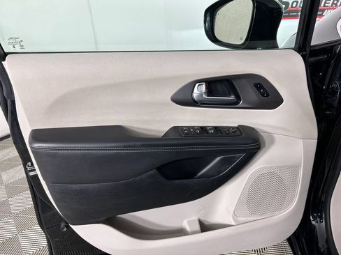 Used 2024 Chrysler Pacifica Touring-L FWD image 10
