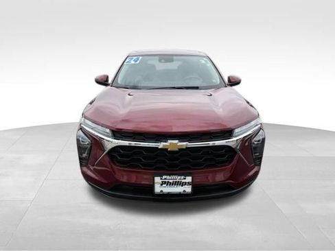 Used 2024 Chevrolet Trax LS w/ LS Convenience Package FWD image 2