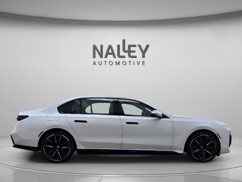 Used 2025 BMW 750e xDrive w/ Executive Package image 4