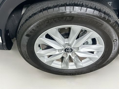 Used 2023 Toyota Corolla Cross LE image 10