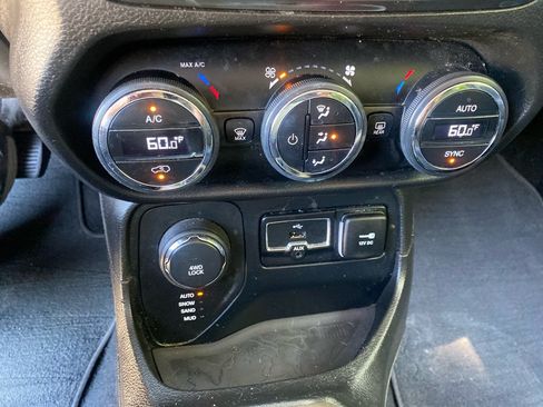Used 2017 Jeep Renegade Limited AWD/4WD image 15