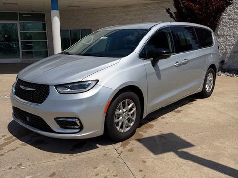 Used 2024 Chrysler Pacifica Touring-L FWD image 1