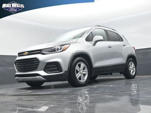 Used 2018 Chevrolet Trax LT w/ LT Convenience Package FWD image 19