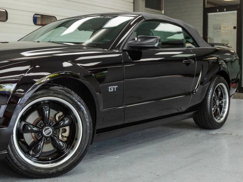 Used 2005 Ford Mustang GT RWD image 16