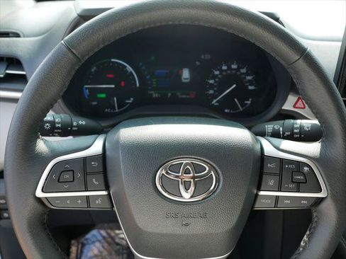 Certified 2026 Toyota Sienna XLE FWD image 24