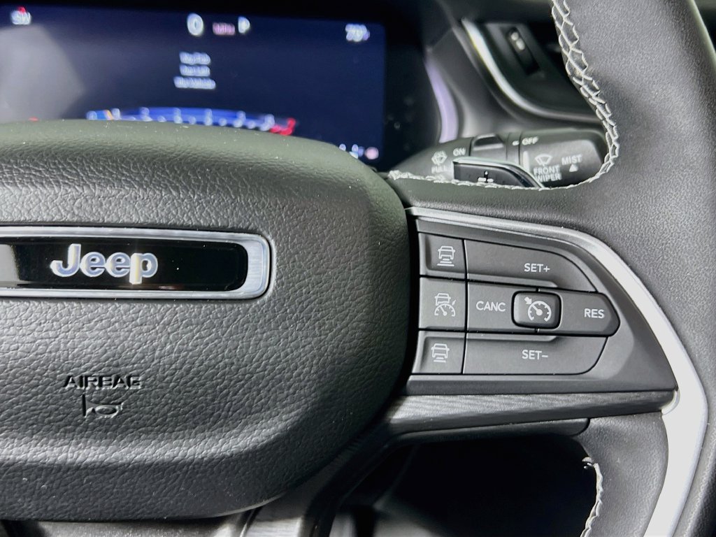 Used 2023 Jeep Grand Cherokee Laredo w/ Luxury Tech Group I AWD/4WD image 17