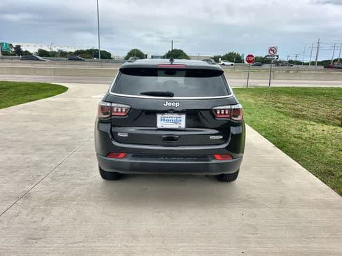 Used 2022 Jeep Compass Latitude FWD image 6