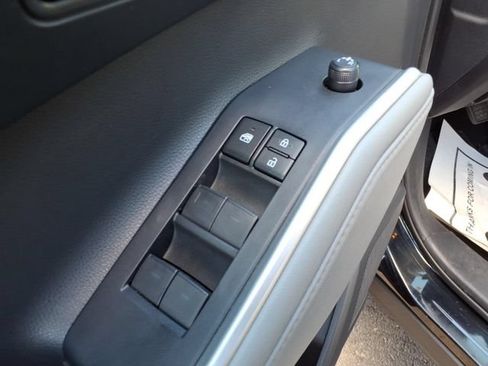 Used 2020 Toyota Highlander LE AWD/4WD image 13