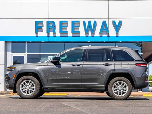 Used 2024 Jeep Grand Cherokee Laredo X AWD/4WD image 2