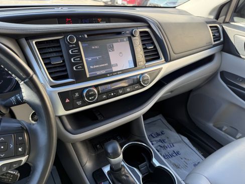 Used 2019 Toyota Highlander AWD V6 image 22