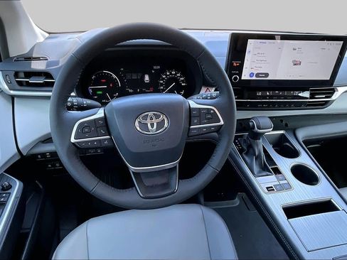 Used 2026 Toyota Sienna XLE FWD image 6