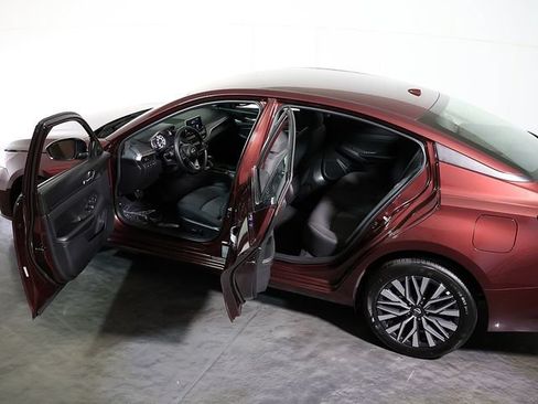 Used 2025 Nissan Altima 2.5 SV AWD/4WD image 5