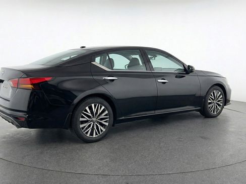 Used 2025 Nissan Altima 2.5 SV FWD image 7