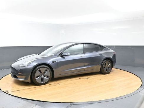 Used 2023 Tesla Model 3 Standard Range image 9