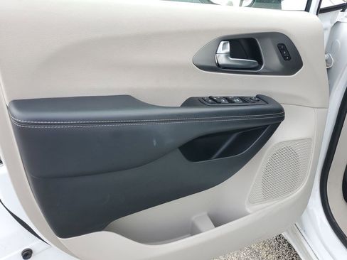 Used 2023 Chrysler Pacifica Touring-L FWD image 19