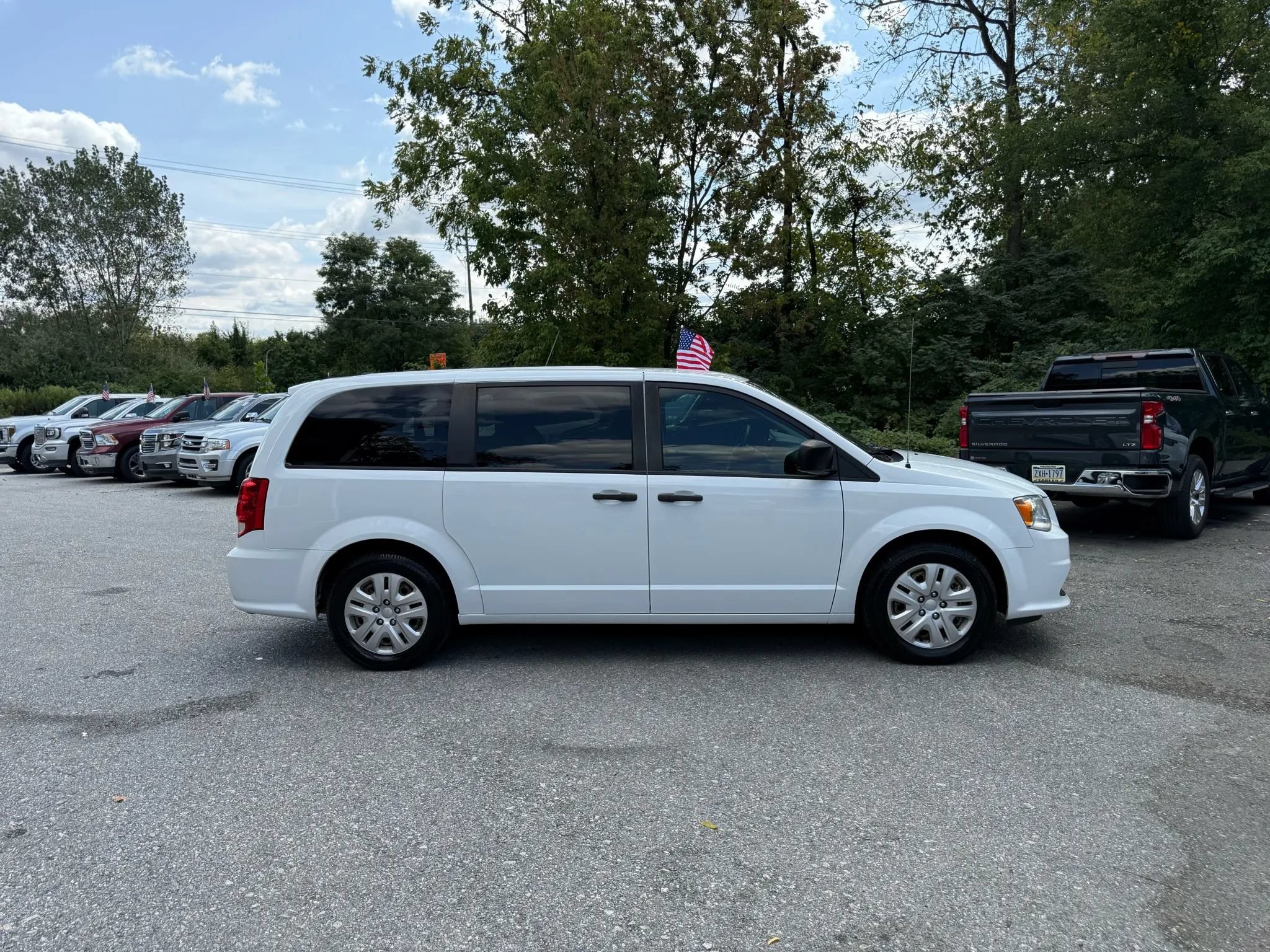 Used 2020 Dodge Grand Caravan SE w/ UConnect Hands-Free Group FWD image 2