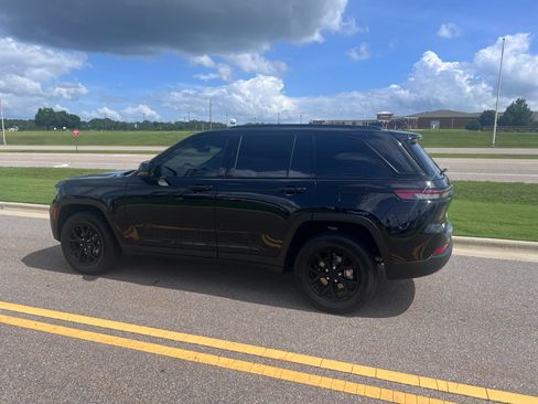 Used 2025 Jeep Grand Cherokee Altitude RWD image 7