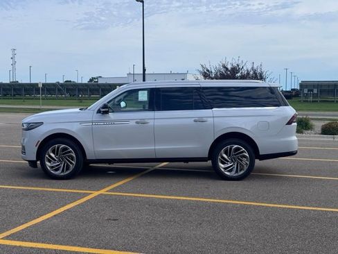 New 2025 Lincoln Navigator L Reserve image 42