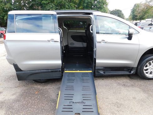 Used 2021 Chrysler Voyager Lxi w/ Cold Weather Group image 4