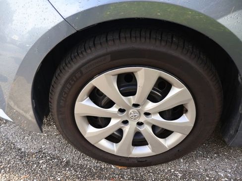 Used 2022 Toyota Corolla LE image 4