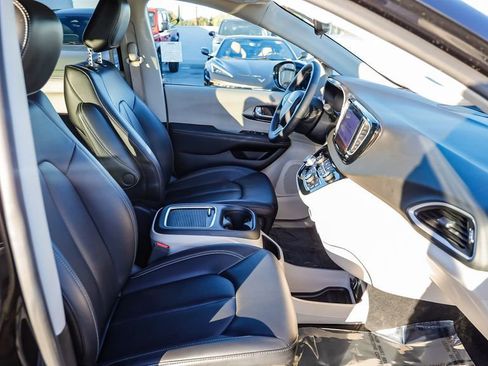 Certified 2024 Chrysler Pacifica Touring-L image 17