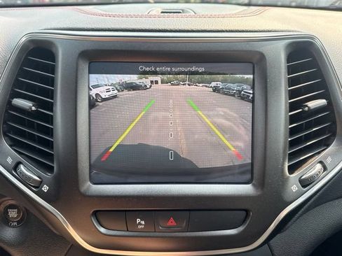 Used 2019 Jeep Cherokee Trailhawk w/ Cold Weather Group AWD/4WD image 17