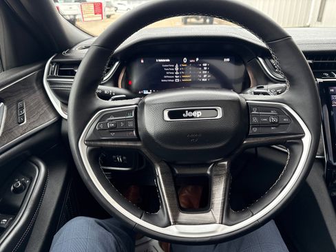 Used 2024 Jeep Grand Cherokee L Limited w/ Luxury Tech Group II image 17