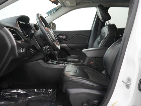 Used 2019 Jeep Cherokee Latitude Plus w/ Cold Weather Group FWD image 22