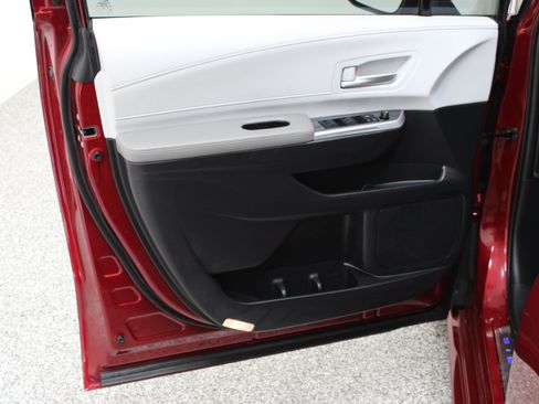 Used 2026 Toyota Sienna XLE FWD image 12