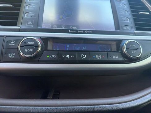 Used 2019 Toyota Highlander Limited AWD/4WD image 18
