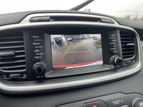 Used 2019 Kia Sorento LX w/ LX Convenience Package image 13