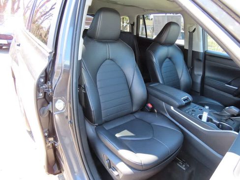Used 2023 Toyota Highlander XLE image 18