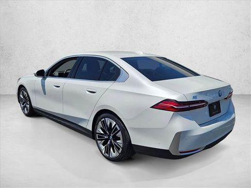 Used 2025 BMW i5 eDrive40i w/ Premium Package RWD image 8