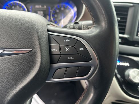 Used 2018 Chrysler Pacifica Touring-L image 34