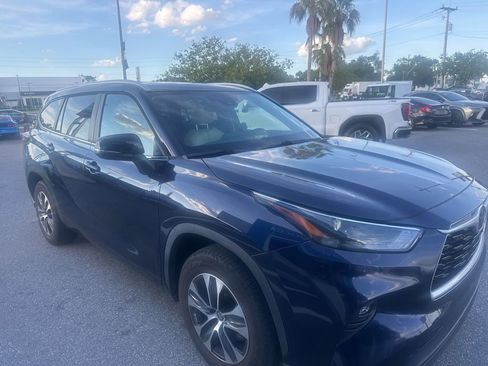 Used 2023 Toyota Highlander XLE FWD image 3