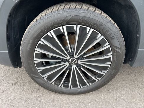 Used 2025 Volkswagen Taos SE image 8