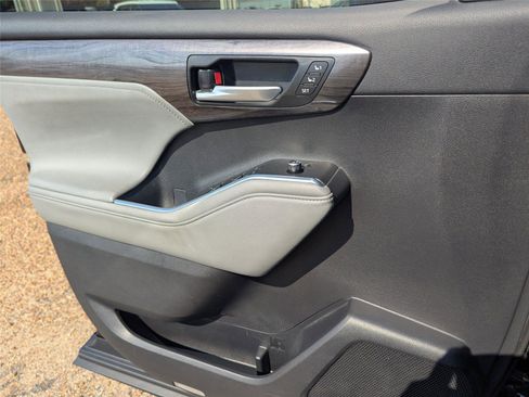 Used 2024 Toyota Highlander Platinum image 22