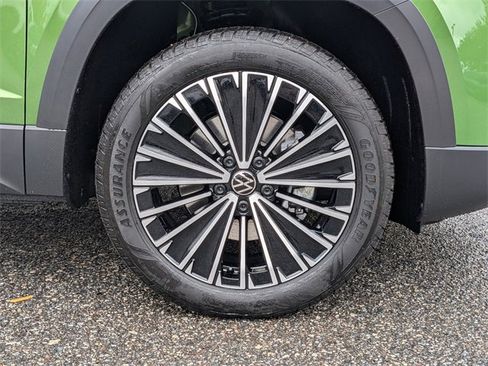 New 2026 Volkswagen Taos SE image 11