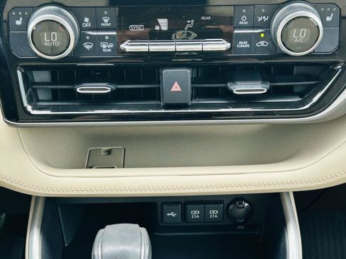 Used 2021 Toyota Highlander XLE FWD image 22