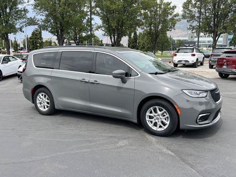 Used 2022 Chrysler Pacifica Touring-L FWD image 5
