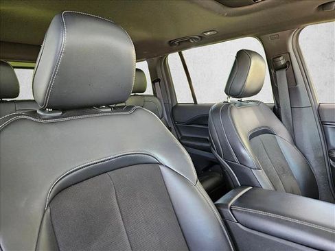 Used 2025 Jeep Grand Cherokee Altitude RWD image 24