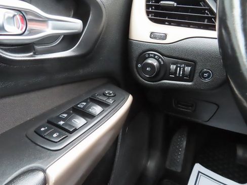 Used 2018 Jeep Cherokee Latitude w/ Comfort & Convenience Group image 31