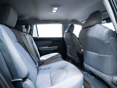 Certified 2023 Toyota Highlander LE image 32