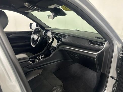 Used 2025 Jeep Grand Cherokee Altitude AWD/4WD image 35